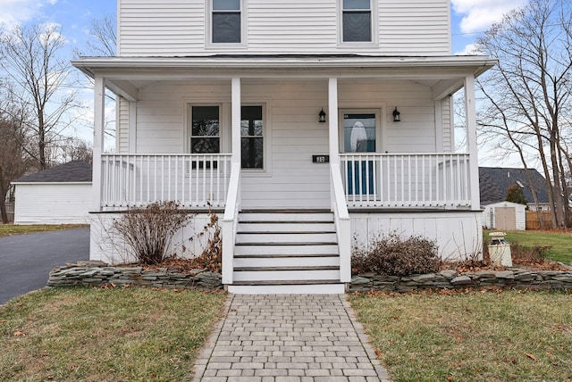 view of front facade featuring a front lawn