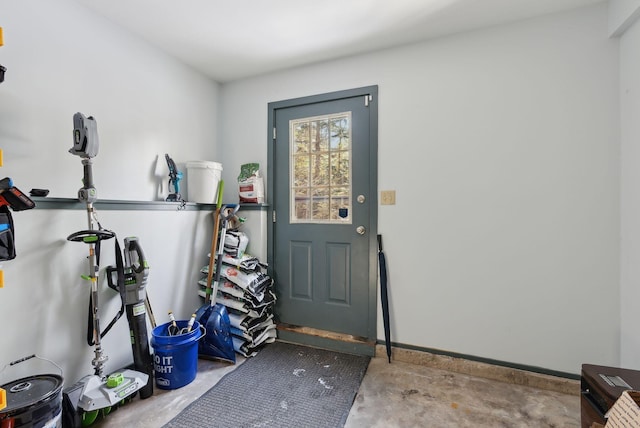 entryway featuring concrete flooring and baseboards