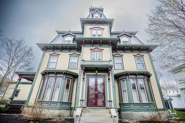 view of italianate-style house