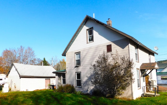 back of house featuring a lawn