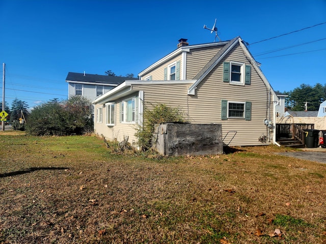 view of side of property featuring a lawn