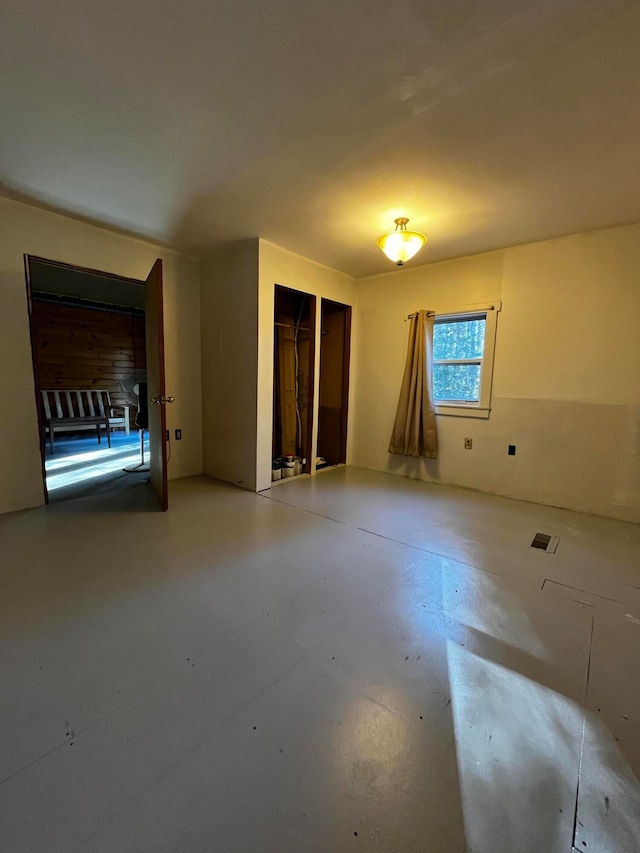 unfurnished room featuring concrete flooring