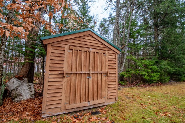 view of outbuilding