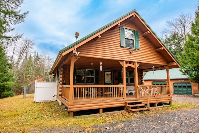 view of front facade featuring covered porch and a front yard