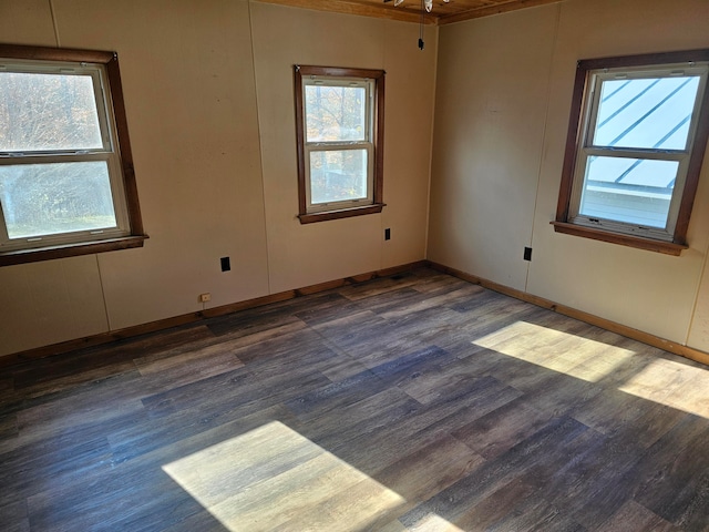 unfurnished room with dark wood-type flooring and ceiling fan