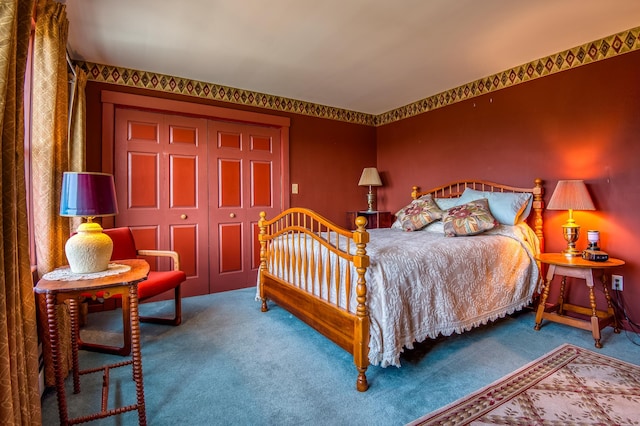 bedroom featuring carpet flooring and a closet