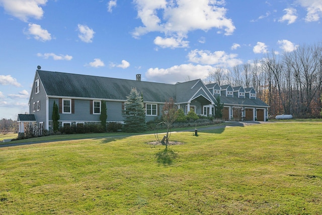 view of front of home featuring a front lawn