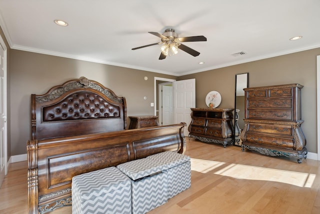 bedroom featuring light hardwood / wood-style floors, ornamental molding, and ceiling fan