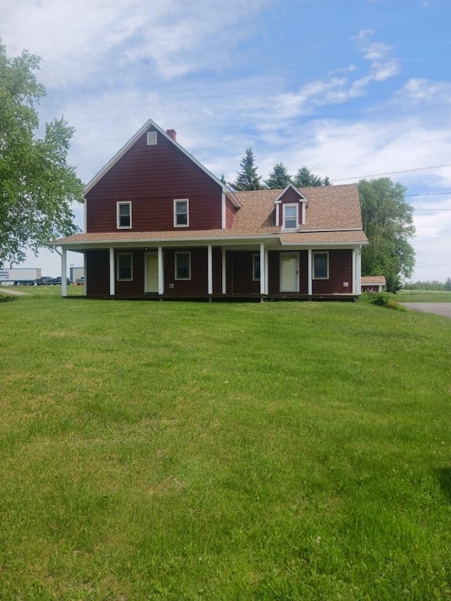 view of front of property featuring a front yard