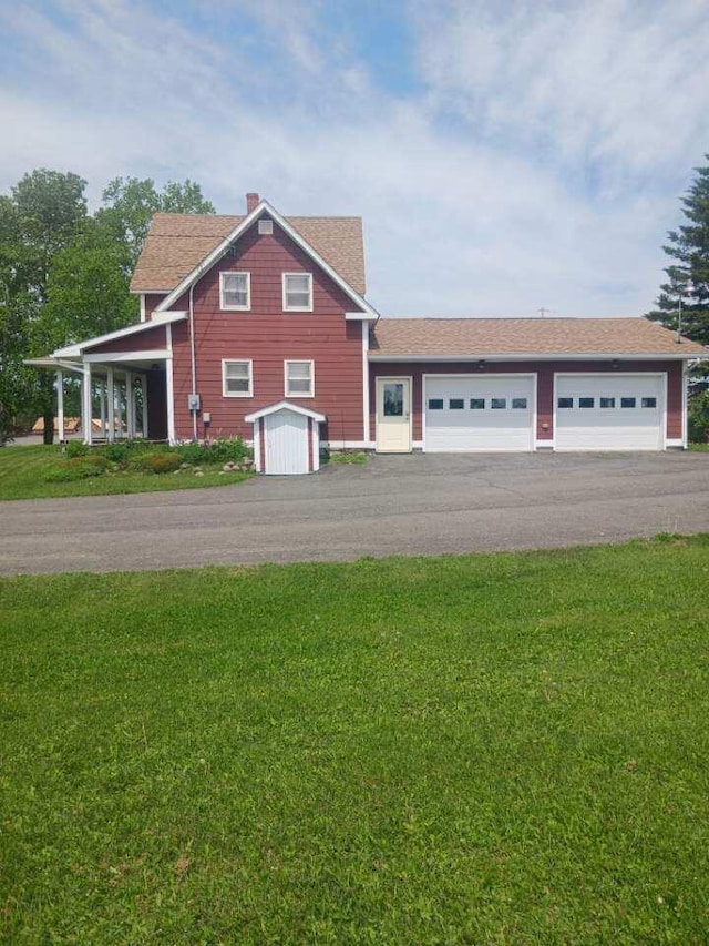 view of front facade featuring a garage and a front lawn