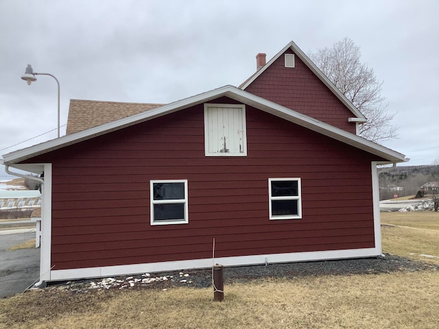 view of side of property featuring a yard