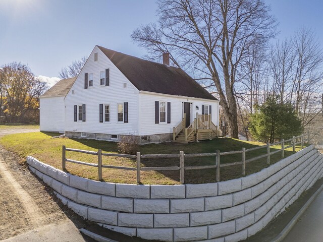 view of front of house with a front lawn