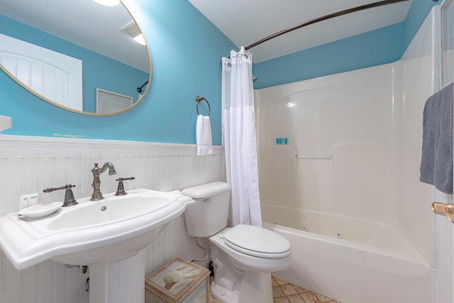 bathroom featuring toilet and shower / tub combo