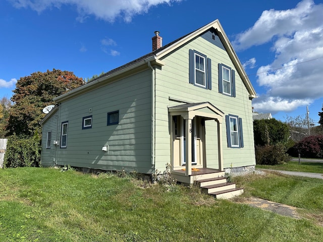 view of front of home featuring a front yard