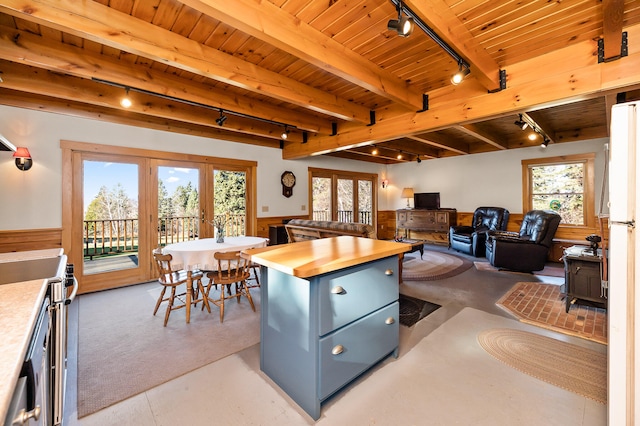 kitchen featuring plenty of natural light, a kitchen island, and range