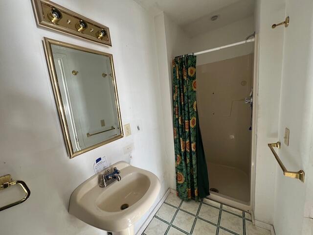 bathroom featuring sink and a shower with curtain