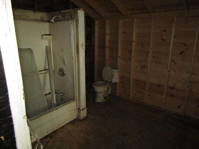 bathroom featuring toilet and shower / washtub combination