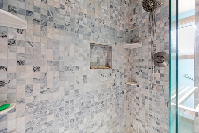 bathroom featuring a tile shower