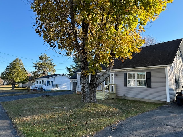 view of front of home featuring a front yard