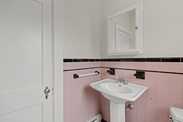 bathroom featuring tile walls