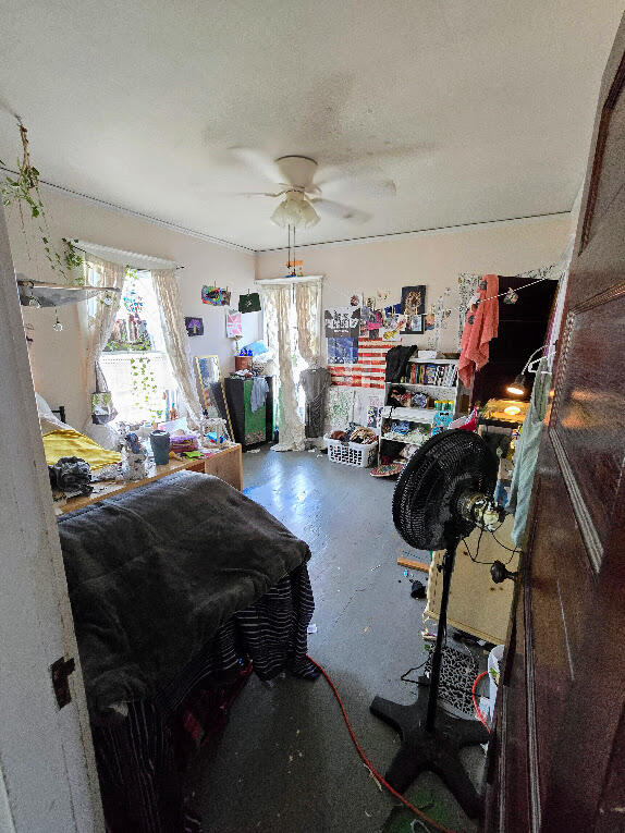 bedroom featuring ceiling fan