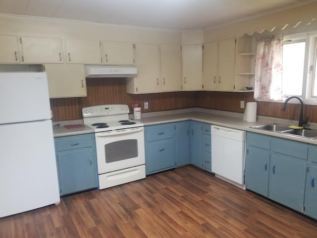 kitchen with white appliances, crown molding, sink, blue cabinetry, and dark hardwood / wood-style floors