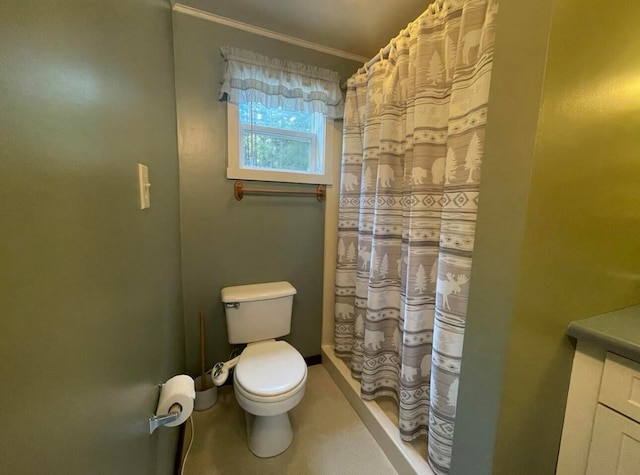 bathroom featuring toilet, curtained shower, and crown molding