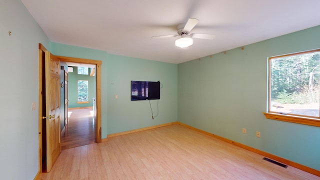 unfurnished room featuring light wood-type flooring and ceiling fan