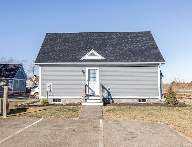 view of front facade with a front yard