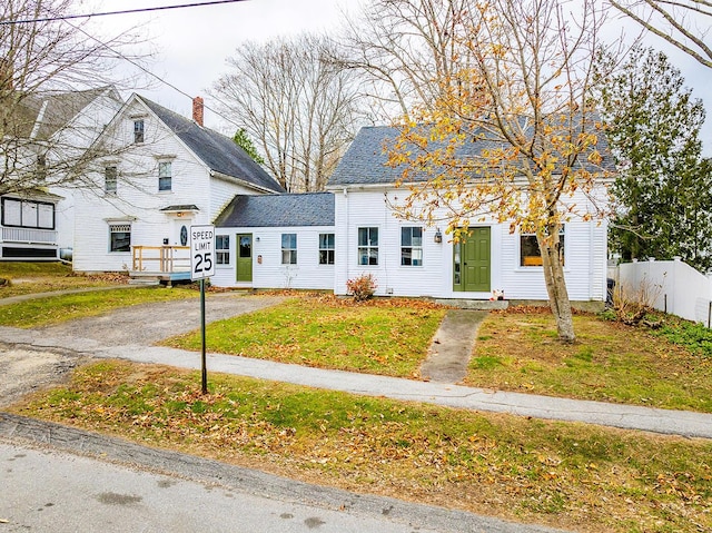 view of front of home featuring a front yard