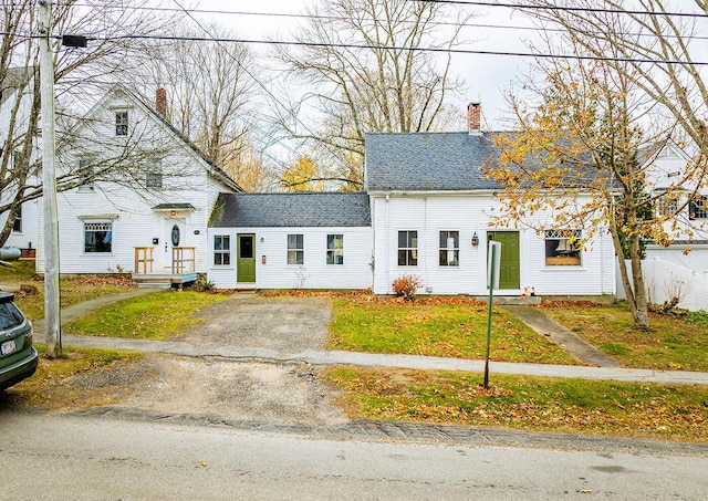 view of front of property with a front yard