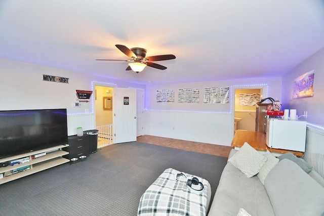 living room with carpet flooring and ceiling fan