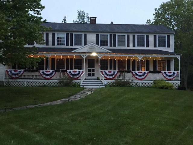 view of front facade featuring a front lawn