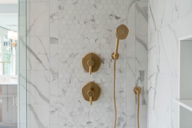 room details featuring tiled shower