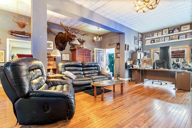 living room featuring an inviting chandelier and hardwood / wood-style floors