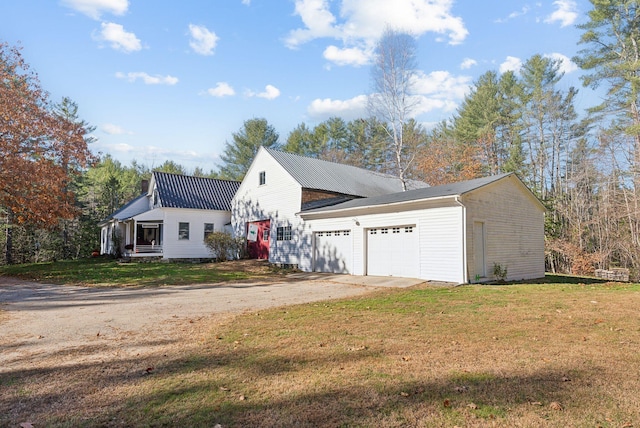 view of front of home featuring a front yard and a garage