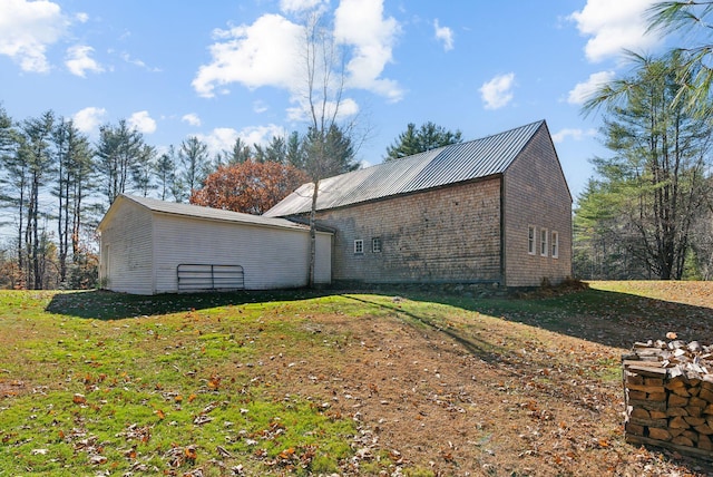 view of side of property featuring a lawn