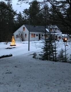 view of yard layered in snow