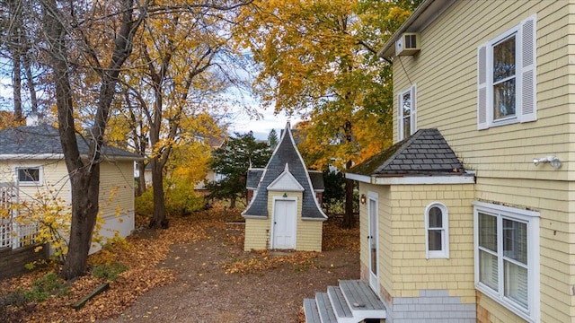 view of yard with a storage shed