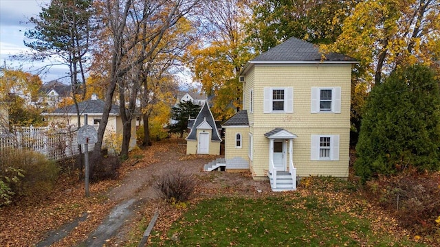 view of front facade with a front lawn