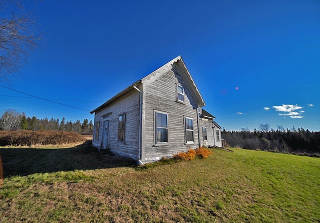 view of side of property featuring a yard