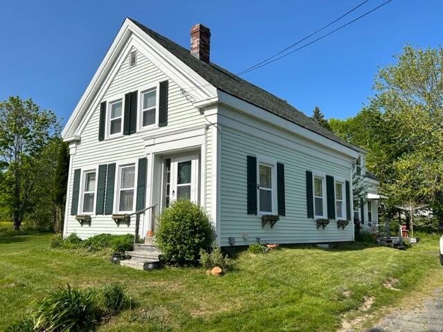 view of side of property featuring a lawn