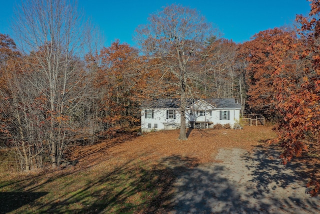 view of front facade with a front lawn