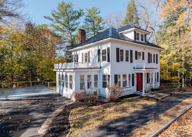 view of front of home featuring a balcony