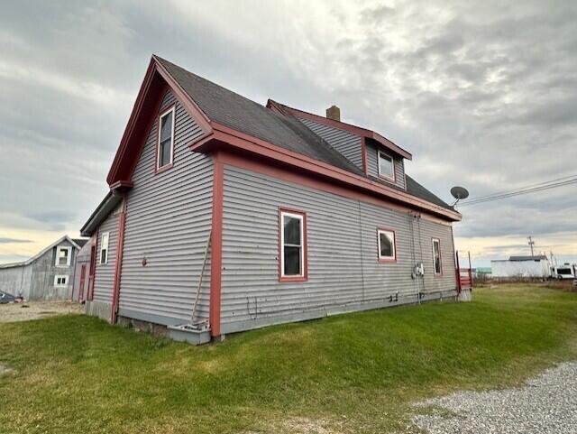 view of side of property featuring a lawn