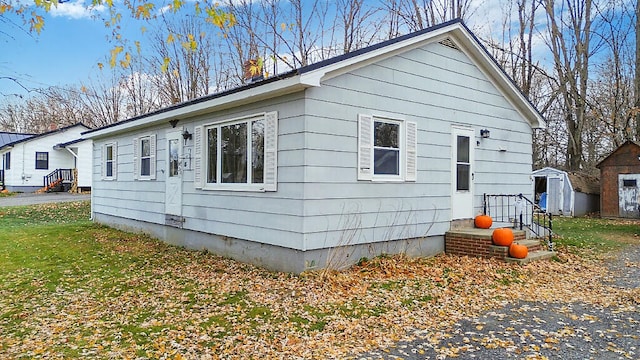 view of front facade featuring a storage shed