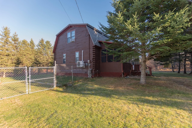 view of side of property featuring a lawn