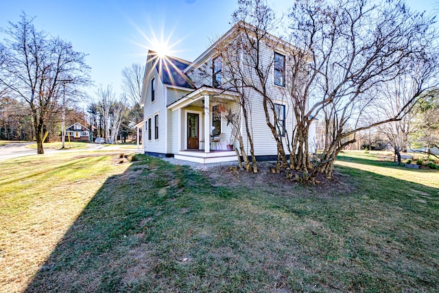 view of front of property featuring a front yard and a porch