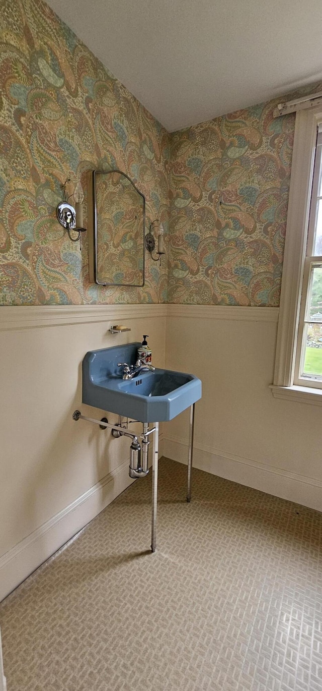 bathroom featuring sink