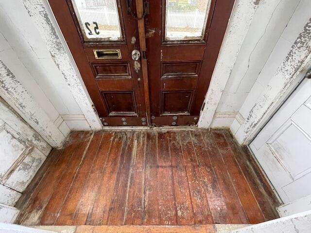 details featuring hardwood / wood-style floors